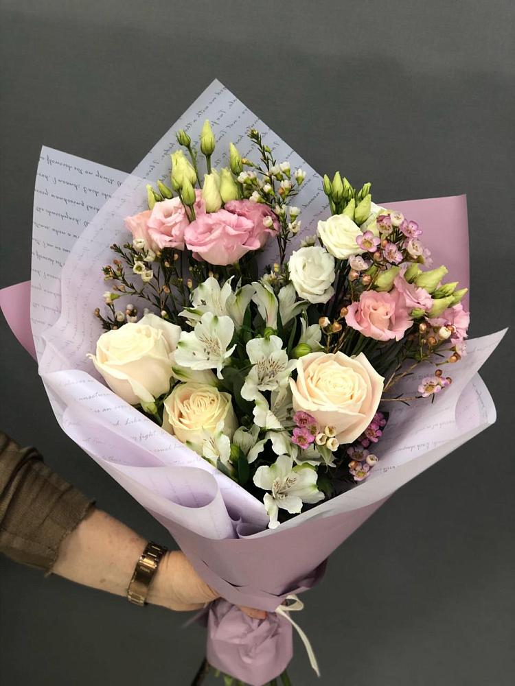 Букет цветов из: Альстромерии, Розы и Лизиантусы в Приозерске