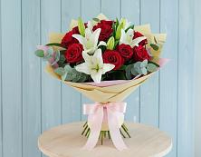 Букет цветов из:  Лилии и Розы в Приозерске