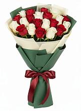 Букет Микс из красных и белых роз в Приозерске