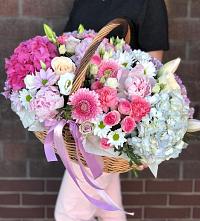Цветочная композиция из Розы, Хризантемы, Пионы и Лизиантусы в корзине в Приозерске
