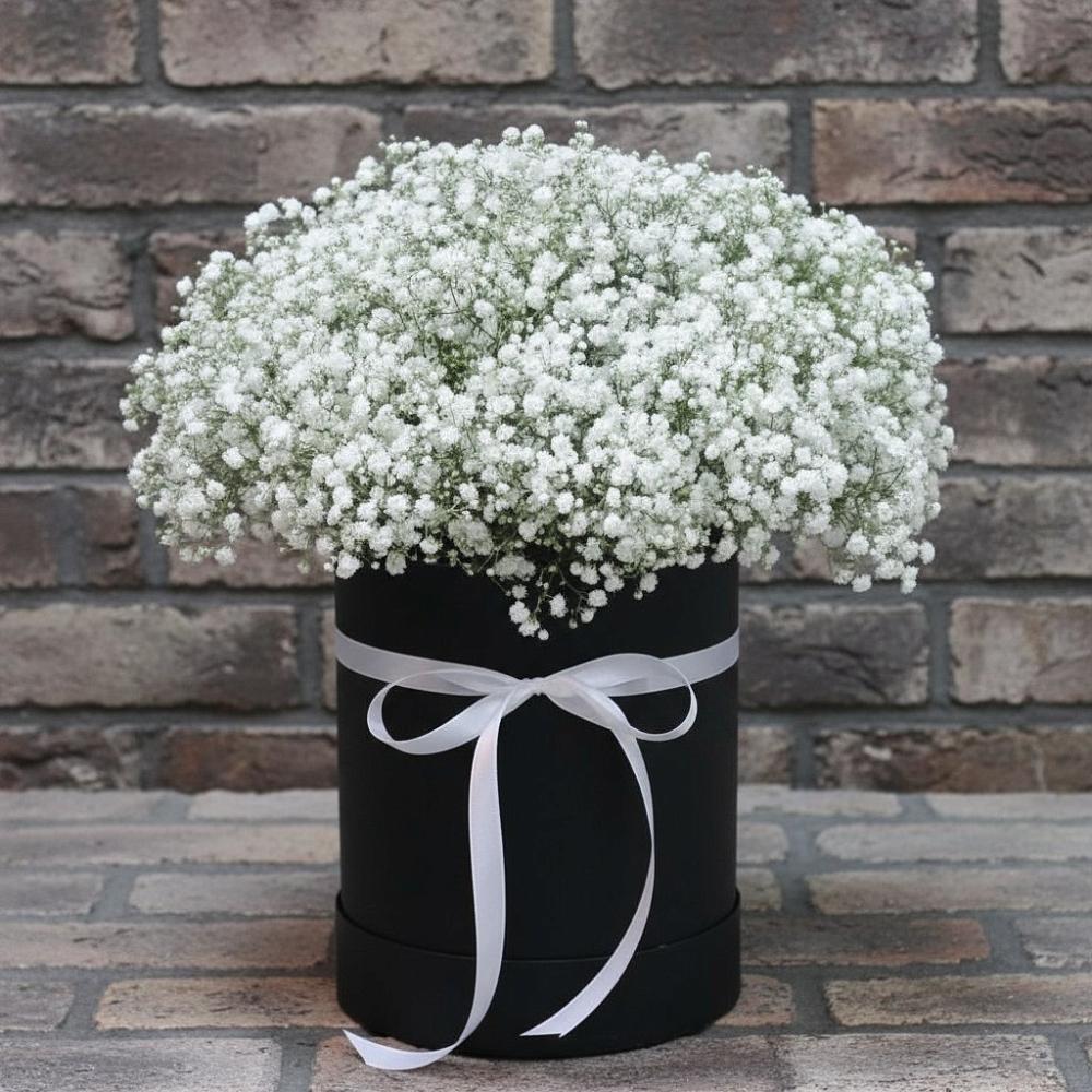 Цветочная композиция из Гипсофила в шляпной коробке в Приозерске