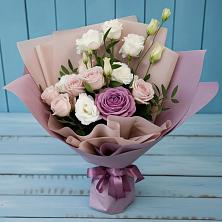 Букет цветов из:  Розы и Лизиантусы в Приозерске