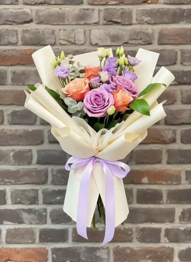 Букет цветов из: Лизиантусы и Розы в Приозерске