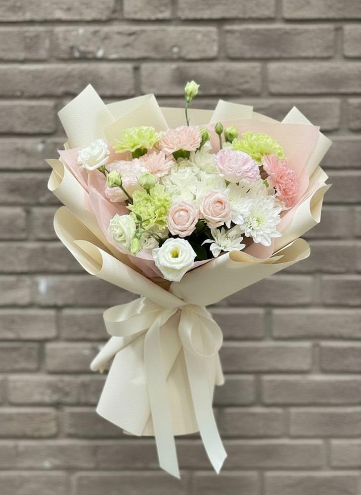 Букет цветов из: Гвоздики, Розы, Лизиантусы и Хризантемы в Приозерске