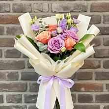 Букет цветов из:  Лизиантусы и Розы в Приозерске