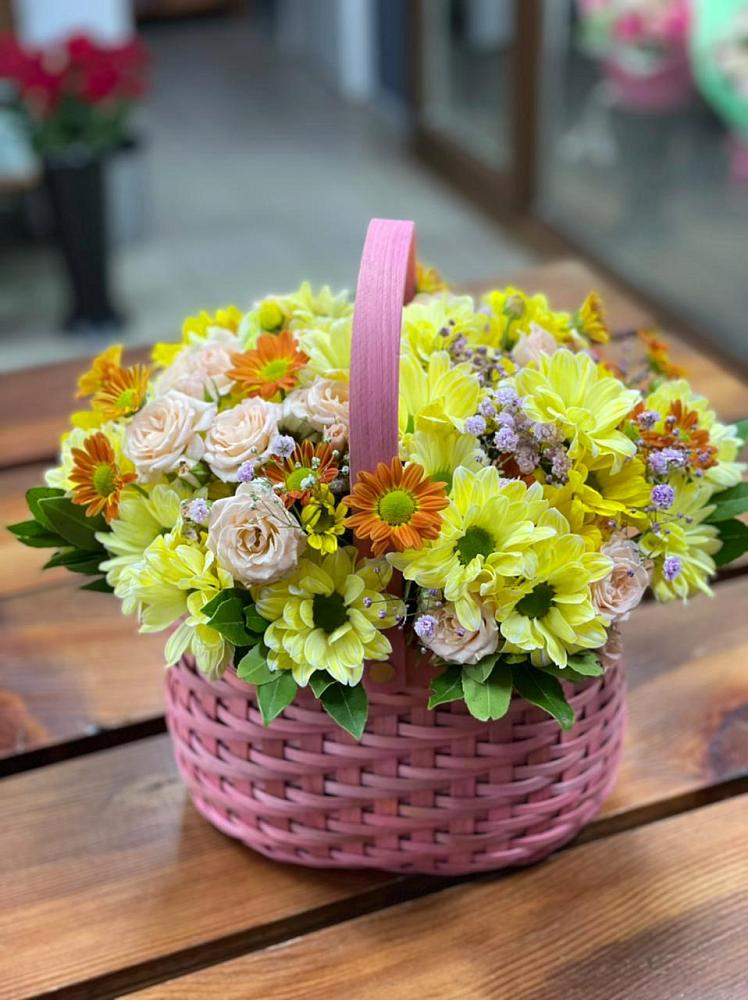 Цветочная композиция из Хризантемы и Розы в корзине в Приозерске