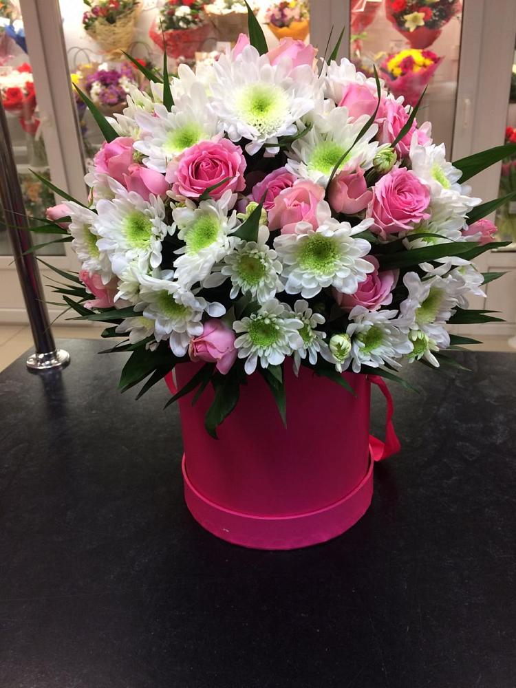 Цветочная композиция из Розы и Хризантемы в шляпной коробке в Приозерске