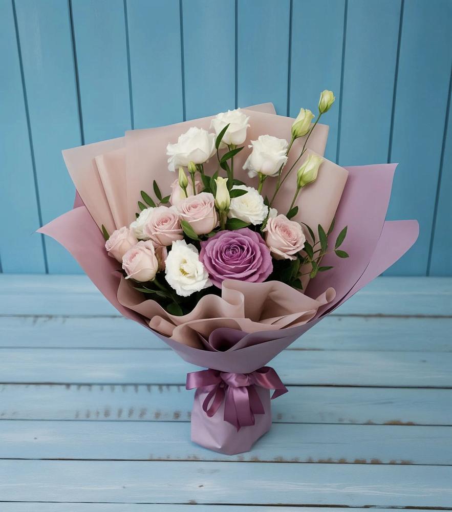 Букет цветов из: Розы и Лизиантусы в Приозерске